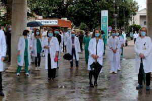 Sanitarios del General de Valencia guardan un minuto de silencio por los sanitarios fallecidos por el coronavirus