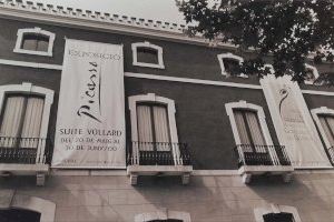 La Casa de Cultura Marqués de González de Quirós compleix 20 anys i ho celebra amb un logotip i una pancarta commemoratius