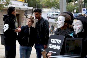 David Sancho informando en las calles en un acto de Anonymous