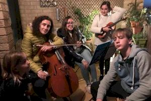 Una familia de Alboraya da un concierto diario para aliviar el confinamiento de sus vecinos
