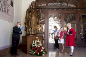 Fieles valencianos y polacos oran y llevan flores a la estatua de San Juan Pablo II en Valencia para conmemorar su centenario