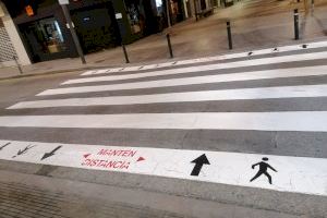Comienza el repintado de los nuevos pasos de peatones para mantener el distanciamiento interpersonal en Torrevieja