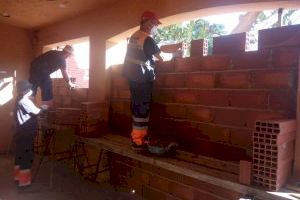 La Brigada Municipal refuerza el tapiado del centro de estudios de Peñíscola para evitar el vandalismo
