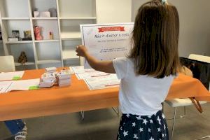 El ayuntamiento de Torreblanca reparte diplomas y cajas de colores a los niños del municipio