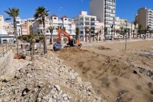 El Ajuntament de Vianròs retira las piedras de la playa del Fortí