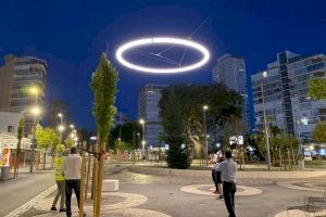 Benidorm instala las primeras luminarias suspendidas diseñadas en exclusiva para la obra de Mediterráneo
