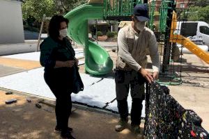 Ontinyent reaprofita el plàstic de contenidors grocs per al sòl de seguretat dels jocs infantils