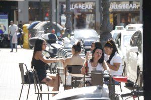 Restaurants i bars de València podran ampliar les seues terrasses per a compensar la reducció de l'aforament