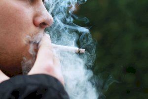 Fumar en las terrazas y espacios públicos aumenta el riesgo de contagio, según los expertos