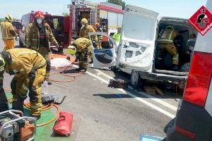 Bomberos rescatan a un atrapado en un accidente de tráfico en Dolores