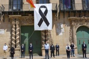 Alicante honra la memoria de los fallecidos por COVID-19 con 5 minutos de silencio