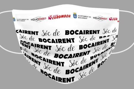 El veïnat de Bocairent rep màscares personalitzades per empreses locals