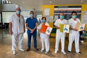 El artista burriananense Juan Poré dona 200 litografías para la enfermería del Hospital Universitario de la Plana