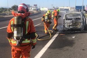 Una furgoneta de repartiment s'incendia en la Pista de Silla