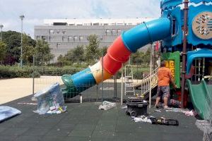 Sagunt repara els danys de la zona de jocs infantils de la plaça Joan Pau II