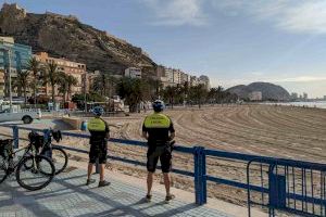 La Policía Local inicia un dispositivo informativo en las cinco playas que se han abierto con la máxima seguridad y una afluencia escalonada de miles de personas en Alicante