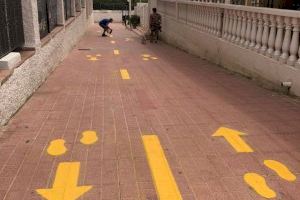 Comienzan los trabajos de señalización de zonas peatonales en Alcossebre para garantizar la distancia de seguridad