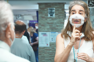Iberdrola entrega las primeras 1.000 mascarillas fabricadas por sus voluntarios, adaptadas para personas sordas