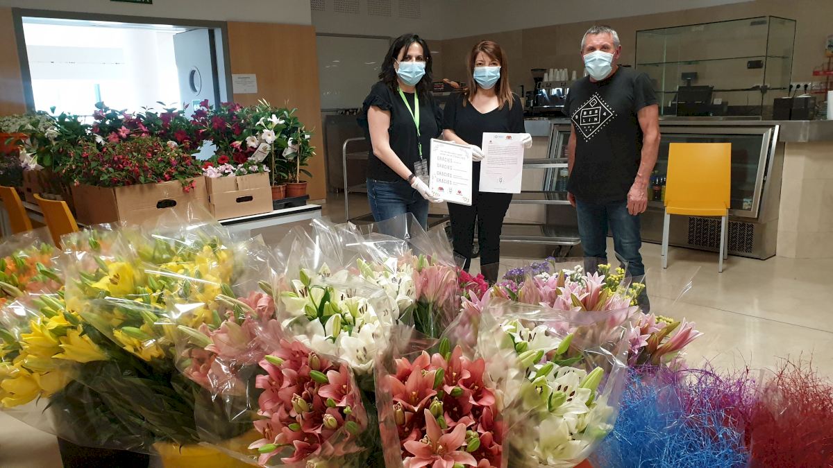 Las flores llenan en el Hospital La Fe de Valencia en homenaje al personal  sanitario