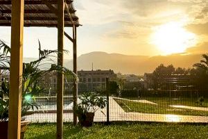 Les Coves de Vinromà firma un convenio con el Club Esportiu Vinromà para la explotación del bar de la piscina municipal