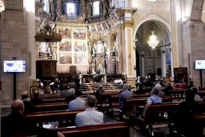 Cañizares recibe entre aplausos la medalla conmemorativa por su 50 aniversario de ordenación sacerdotal