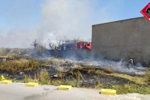 Un incendi de matolls afecta a un celler de Monòver a Alacant