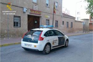 La Guardia Civil detiene en Monóvar a tres hombres que le dieron una paliza a un joven para robarle el reloj