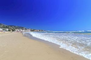 Las playas de Alcossebre renuevan las cuatro banderas azules para Cargador,  Romana, Moro y Manyetes