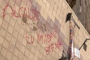 Bellreguard condena y borra las pintadas amenazantes contra su alcalde en pleno paseo marítimo