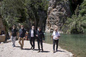 Martí destaca la inversión para recuperar las playas de la Fuente de Baños de Montanejos y anima al turista nacional a apostar por el interior de Castellón
