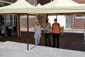 Sueca instala toldos en el Centro de Salud para mitigar el calor mientras se espera para poder acceder
