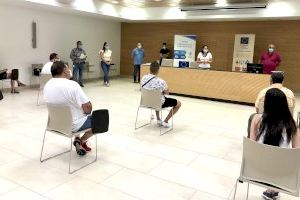 Els 17 beneficiaris del Pla d’Ocupació signen els seus contractes a Almassora
