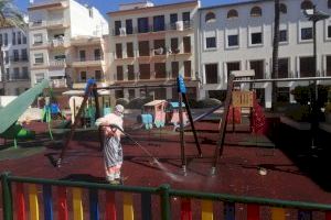 Desinfección y limpieza de parques infantiles de Benissa para su apertura el próximo viernes por la tarde