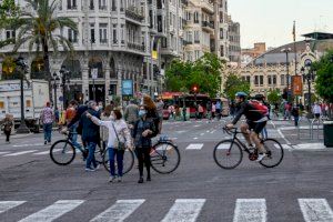 L'asfaltat vermellós de la Plaça de l'Ajuntament de València estarà llest a mitjan agost