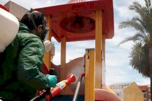 L’Alfàs desinfecta los parques y áreas infantiles de  juego para su reapertura