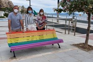 Oropesa del Mar decora los bancos de la plaza Mallorca para visibilizar al colectivo LGTBI