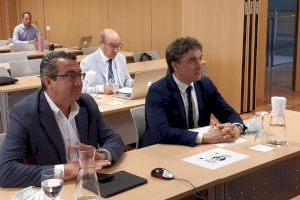 Toni Pérez, en la Asamblea de Hosbec y ante el secretario autonómico de Turismo, reclama que los fondos europeos reposicionen el turismo
