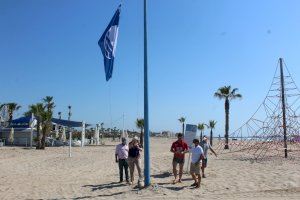 La bandera blava ja oneja a les platges de Burriana