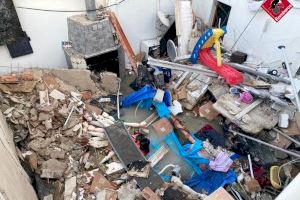El peso de una piscina de plástico provoca el derrumbe de una vivienda en Elda