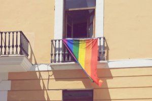 Hui dijous s'ha col·locat a l'ajuntament la bandera LGTBI per part de la corporació municipal d’Oliva