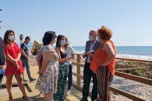 La alcaldesa de Oropesa y la delegada del Gobierno visitan las obras de mejora de los paseos marítimos