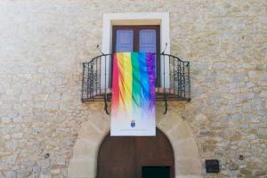 La Vila Joiosa cuelga la enseña arco iris en la fachada de la Casa-Museo de la Barbera