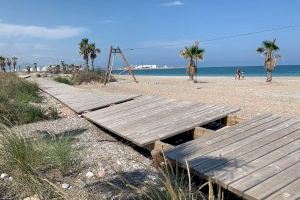 La playa de Almassora se abre al baño sin el servicio de socorrismo que el PSOE garantizó