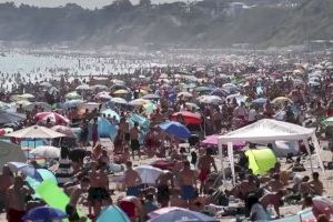 A Benidorm preocupa l'arribada massiva de britànics que no compleixen les normes a les platges del seu país