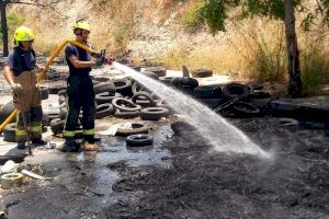 Los bomberos del SPEIS evitan un incendio de mayores dimensiones al controlar con celeridad el fuego de neumáticos y escombros en la carretera de Ocaña en Alicante