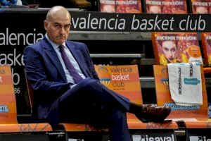 Jaume Ponsarnau dirigiendo a Valencia Basket
