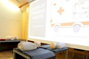 El Hospital Universitario de Torrevieja forma en RCP y primeros auxilios a monitores de la Escuela de verano inclusiva