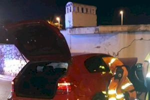 Tres heridos graves tras estamparse un coche contra un muro en la playa de Puçol