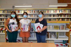 Les Falleres Majors d'Alaquàs lliuren tots els llibrets de les Falles 2020 a la Biblioteca Municipal
