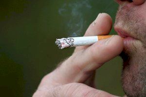 Los cigarrillos podrían actuar como transmisores del COVID-19